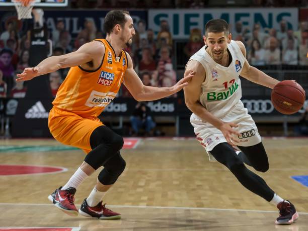 直接回更衣室了！第12分钟，德拉普大腿后侧拉伤，乔治替补登场